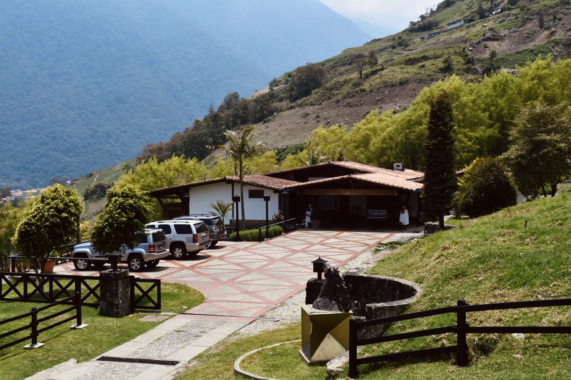 Casa El Rincón con su acceso empedrado y las montañas del páramo