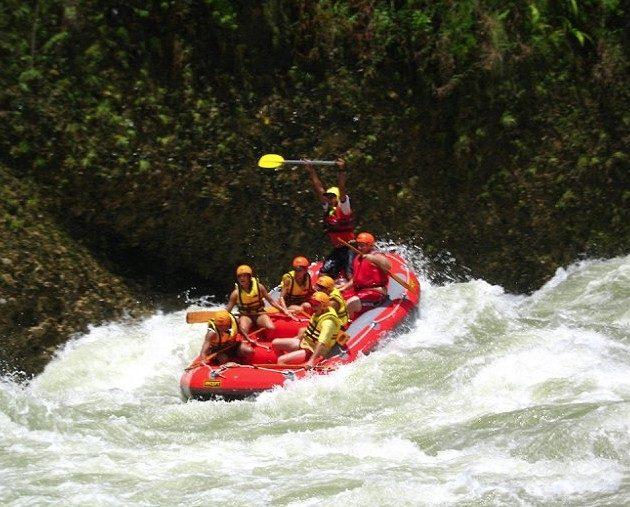 Grupo haciendo rafting en un río de aguas blancas en Barinas