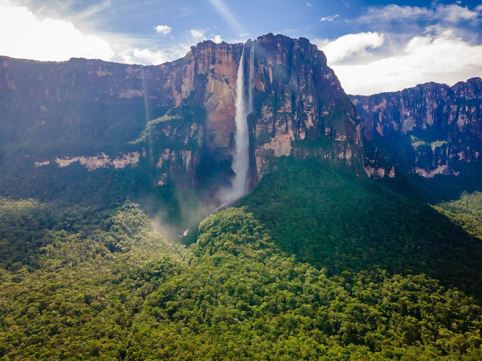 Salto Ángel cayendo desde el Auyán-tepui, en el Parque Nacional Canaima