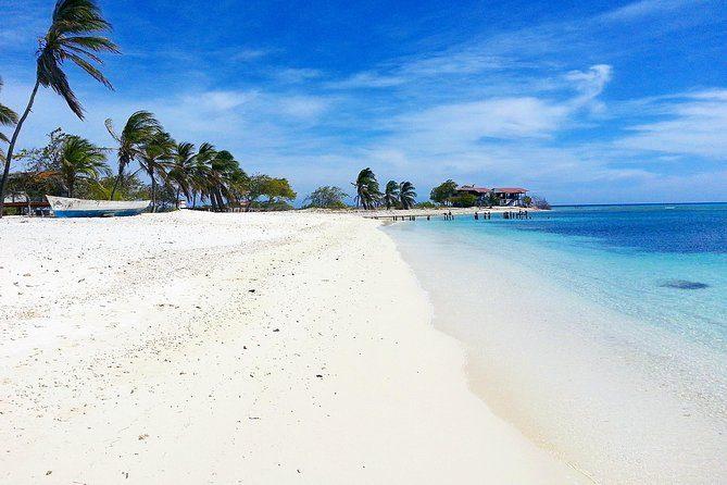 Playa de arena blanca y aguas turquesa en el archipiélago de Los Roques